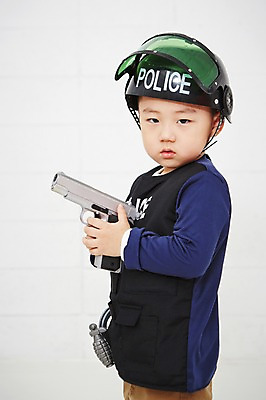 포토 JPG 직업 남자 무기 어린이 실내 한명 서기 들기 사람 동양인 상반신 옆모습 유치원생 총 한국인 체험학습 체험 경찰 헬멧 폭탄 즐거움 열정 장래희망 직업체험 수류탄 남자만 남자한명만 어린이만 소년만 소년한명만 국내포토 1 감정 뷰포인트 컨셉 모션 인종 내부 보호장비 폭발물 파일형식
