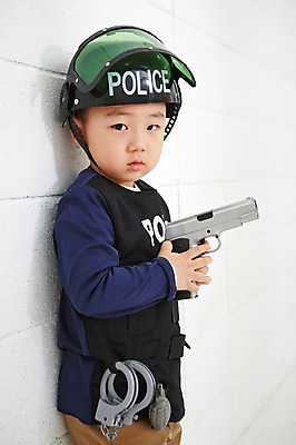 포토 JPG 직업 남자 무기 어린이 실내 한명 서기 들기 사람 동양인 상반신 기댐 유치원생 총 한국인 체험학습 체험 경찰 헬멧 폭탄 수갑 즐거움 열정 장래희망 직업체험 수류탄 남자만 남자한명만 어린이만 소년만 소년한명만 국내포토 1 감정 컨셉 모션 인종 내부 보호장비 폭발물 파일형식