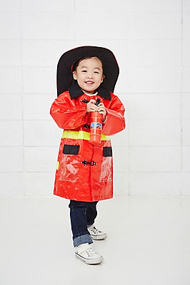 포토 JPG 전신 직업 여자 어린이 유니폼 실내 한명 서기 웃음 들기 사람 동양인 앞모습 유치원생 한국인 체험학습 체험 소방관 즐거움 열정 장래희망 소화기 직업체험 여자만 여자한명만 어린이만 소녀만 소녀한명만 국내포토 1 옷 감정 뷰포인트 컨셉 모션 표정 인종 내부 안전장비 구조원 소방 파일형식