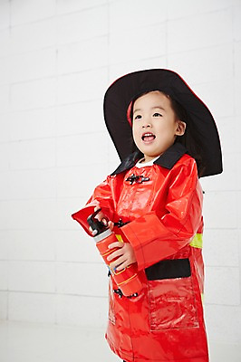 포토 JPG 직업 여자 어린이 유니폼 실내 한명 서기 들기 사람 동양인 상반신 유치원생 한국인 체험학습 체험 소방관 즐거움 열정 장래희망 소화기 직업체험 여자만 여자한명만 어린이만 소녀만 소녀한명만 국내포토 1 옷 감정 컨셉 모션 인종 내부 안전장비 구조원 소방 파일형식