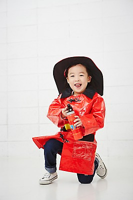 포토 JPG 전신 직업 여자 어린이 유니폼 실내 한명 웃음 들기 사람 동양인 유치원생 한국인 체험학습 체험 무릎꿇기 소방관 즐거움 열정 장래희망 소화기 직업체험 여자만 여자한명만 어린이만 소녀만 소녀한명만 국내포토 1 옷 감정 컨셉 모션 표정 인종 내부 안전장비 구조원 소방 파일형식