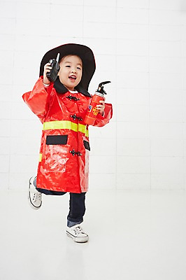 포토 JPG 전신 직업 여자 어린이 유니폼 실내 한명 서기 들기 사람 동양인 달리기 유치원생 한국인 체험학습 체험 소방관 즐거움 열정 장래희망 무전기 소화기 직업체험 여자만 여자한명만 어린이만 소녀만 소녀한명만 국내포토 1 옷 감정 컨셉 모션 무선통신 인종 내부 안전장비 구조원 소방 파일형식