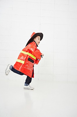 포토 JPG 전신 직업 여자 어린이 유니폼 실내 한명 서기 사람 동양인 옆모습 달리기 유치원생 한국인 체험학습 체험 소방관 즐거움 열정 장래희망 직업체험 여자만 여자한명만 어린이만 소녀만 소녀한명만 국내포토 1 옷 감정 뷰포인트 컨셉 모션 인종 내부 구조원 소방 파일형식