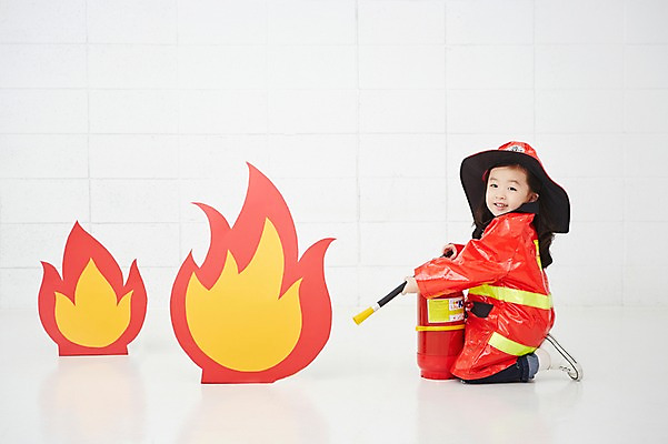 포토 JPG 전신 직업 여자 어린이 유니폼 불 실내 한명 사람 동양인 옆모습 유치원생 한국인 체험학습 체험 무릎꿇기 소방관 즐거움 열정 장래희망 소화기 직업체험 화재진압 여자만 여자한명만 어린이만 소녀만 소녀한명만 국내포토 자연요소 1 옷 감정 뷰포인트 컨셉 모션 인종 내부 안전장비 구조원 소방 화재 진압 파일형식