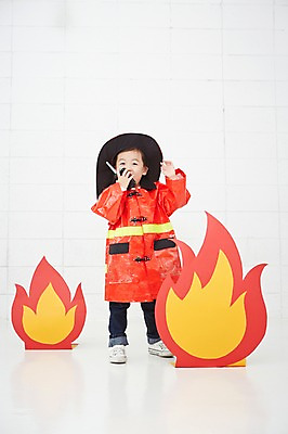 포토 JPG 전신 직업 여자 어린이 유니폼 불 실내 한명 서기 들기 사람 동양인 앞모습 유치원생 한국인 체험학습 체험 소방관 즐거움 열정 장래희망 무전기 직업체험 무전 신고 여자만 여자한명만 어린이만 소녀만 소녀한명만 국내포토 자연요소 1 옷 감정 뷰포인트 컨셉 통신 모션 무선통신 인종 내부 구조원 소방 파일형식