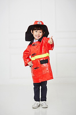 포토 JPG 전신 직업 남자 어린이 허리손 유니폼 실내 한명 서기 웃음 사람 동양인 손짓 앞모습 유치원생 한국인 엄지손가락 최고 체험학습 체험 소방관 즐거움 열정 장래희망 직업체험 남자만 남자한명만 어린이만 소년만 소년한명만 국내포토 1 옷 감정 뷰포인트 포즈 컨셉 손가락 모션 표정 인종 내부 구조원 소방 파일형식