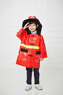 포토 JPG 전신 직업 남자 어린이 유니폼 실내 한명 서기 웃음 사람 동양인 손짓 소년 앞모습 유치원생 한국인 체험학습 체험 소방관 즐거움 열정 장래희망 경례 직업체험 남자만 남자한명만 어린이만 소년만 소년한명만 국내포토 1 옷 감정 뷰포인트 컨셉 모션 표정 인종 내부 인사 구조원 소방 파일형식