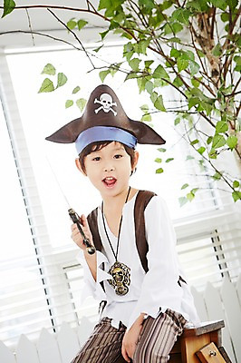 포토 JPG 남자 어린이 놀이 실내 한명 들기 사람 앉기 동양인 상반신 유치원생 한국인 칼 즐거움 해적 해적놀이 해적의상 남자만 남자한명만 어린이만 소년만 소년한명만 국내포토 1 옷 감정 모션 인종 내부 도둑 파일형식