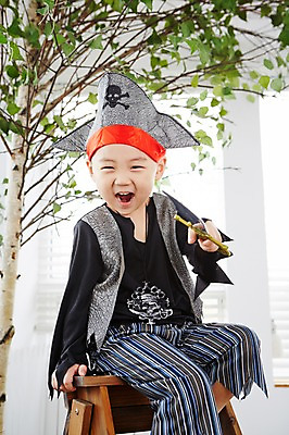 포토 JPG 남자 어린이 놀이 실내 한명 들기 사람 앉기 동양인 상반신 유치원생 한국인 칼 즐거움 해적 해적놀이 해적의상 남자만 남자한명만 어린이만 소년만 소년한명만 국내포토 1 옷 감정 모션 인종 내부 도둑 파일형식