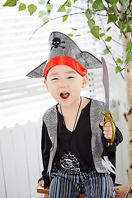 포토 JPG 남자 어린이 놀이 실내 한명 들기 사람 앉기 동양인 상반신 앞모습 유치원생 한국인 칼 즐거움 해적 해적놀이 해적의상 남자만 남자한명만 어린이만 소년만 소년한명만 국내포토 1 옷 감정 뷰포인트 모션 인종 내부 도둑 파일형식