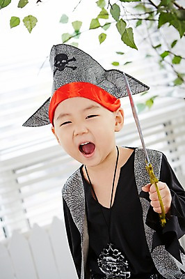 포토 JPG 남자 어린이 놀이 실내 한명 들기 사람 동양인 상반신 앞모습 유치원생 한국인 칼 즐거움 해적 해적놀이 해적의상 남자만 남자한명만 어린이만 소년만 소년한명만 국내포토 1 옷 감정 뷰포인트 모션 인종 내부 도둑 파일형식