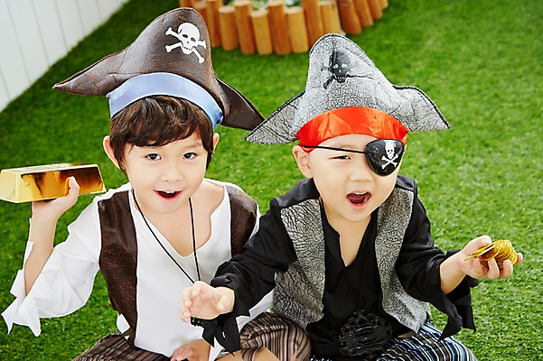 포토 JPG 남자 어린이 놀이 실내 들기 사람 앉기 동양인 상반신 두명 앞모습 친구 유치원생 한국인 즐거움 해적 금괴 해적놀이 해적의상 안대 남자만 어린이만 소년만 국내포토 옷 감정 뷰포인트 관계 모션 인종 내부 황금 도둑 파일형식