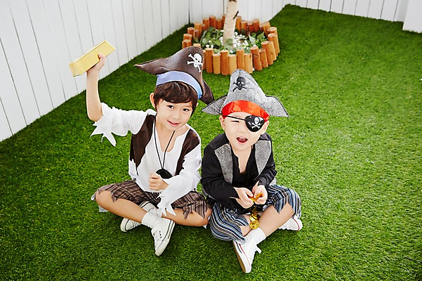 포토 JPG 전신 남자 어린이 놀이 실내 들기 사람 동양인 두명 앞모습 친구 하이앵글 유치원생 한국인 즐거움 가부좌 해적 금괴 해적놀이 해적의상 안대 남자만 어린이만 소년만 국내포토 옷 감정 뷰포인트 관계 모션 앉기 인종 내부 황금 도둑 파일형식