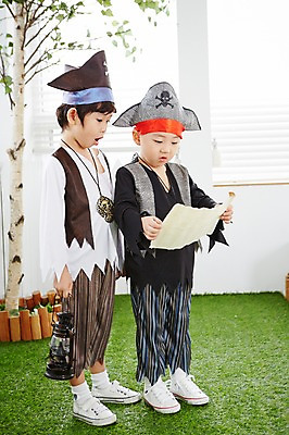 포토 JPG 전신 남자 어린이 지도 놀이 실내 서기 들기 사람 동양인 두명 친구 유치원생 한국인 램프 즐거움 해적 해적놀이 해적의상 보물지도 남자만 어린이만 소년만 국내포토 옷 감정 관계 모션 조명 인종 내부 도둑 파일형식