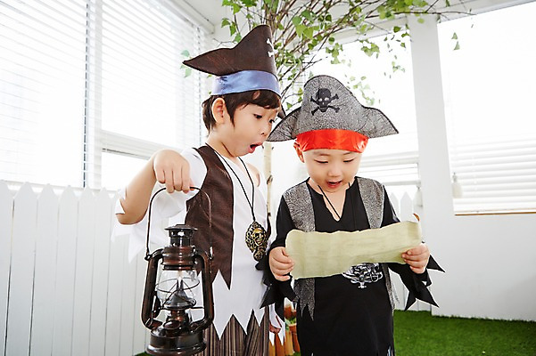 포토 JPG 남자 어린이 지도 놀이 실내 들기 사람 동양인 상반신 두명 앞모습 옆모습 친구 유치원생 한국인 램프 즐거움 해적 해적놀이 해적의상 보물지도 남자만 어린이만 소년만 국내포토 옷 감정 뷰포인트 관계 모션 조명 인종 내부 도둑 파일형식