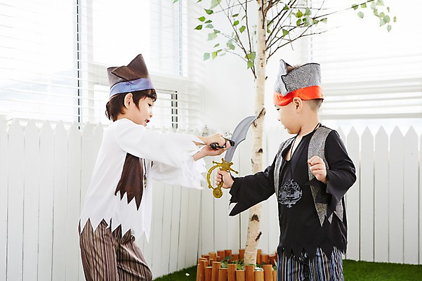 포토 JPG 남자 어린이 놀이 실내 서기 들기 사람 동양인 상반신 두명 옆모습 친구 유치원생 한국인 칼 즐거움 해적 해적놀이 해적의상 칼싸움 남자만 어린이만 소년만 국내포토 옷 감정 뷰포인트 관계 모션 인종 내부 도둑 싸움 파일형식