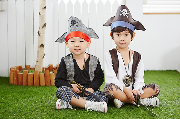 포토 JPG 전신 남자 어린이 놀이 실내 들기 사람 동양인 두명 앞모습 친구 유치원생 한국인 칼 즐거움 가부좌 해적 해적놀이 해적의상 남자만 어린이만 소년만 국내포토 옷 감정 뷰포인트 관계 모션 앉기 인종 내부 도둑 파일형식