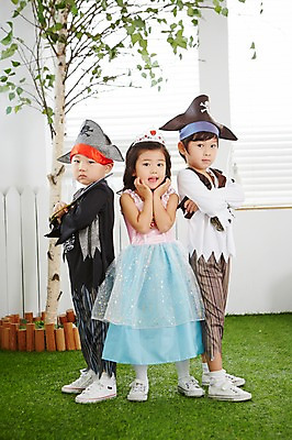 포토 JPG 전신 드레스 여자 남자 어린이 놀이 왕관 실내 서기 들기 사람 동양인 손짓 앞모습 옆모습 세명 친구 팔짱 유치원생 한국인 칼 즐거움 해적 해적놀이 해적의상 공주님 어린이만 국내포토 옷 감정 뷰포인트 관계 모션 인종 내부 도둑 파일형식