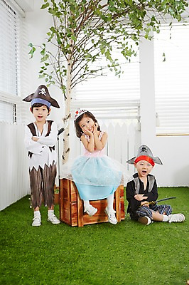 포토 JPG 전신 여자 남자 어린이 놀이 실내 서기 웃음 들기 사람 동양인 손짓 잔디 앞모습 세명 친구 팔짱 유치원생 한국인 칼 즐거움 가부좌 해적 해적놀이 해적의상 공주님 어린이만 국내포토 식물 옷 감정 뷰포인트 관계 모션 표정 앉기 인종 내부 도둑 파일형식