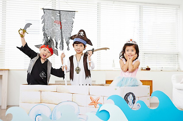 포토 JPG 드레스 여자 남자 어린이 파도 놀이 왕관 실내 서기 웃음 들기 사람 동양인 손짓 상반신 앞모습 세명 친구 유치원생 한국인 칼 즐거움 해적 해적놀이 해적의상 해적선 공주님 어린이만 국내포토 옷 감정 바다 뷰포인트 배_교통 관계 모션 표정 인종 내부 도둑 파일형식