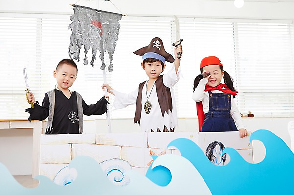 포토 JPG 여자 남자 어린이 파도 놀이 실내 서기 웃음 들기 사람 동양인 상반신 앞모습 세명 친구 유치원생 망원경 일안경 한국인 관찰 칼 망토 즐거움 해적 해적놀이 해적의상 해적선 어린이만 국내포토 옷 감정 바다 뷰포인트 배_교통 관계 모션 표정 인종 내부 도둑 파일형식