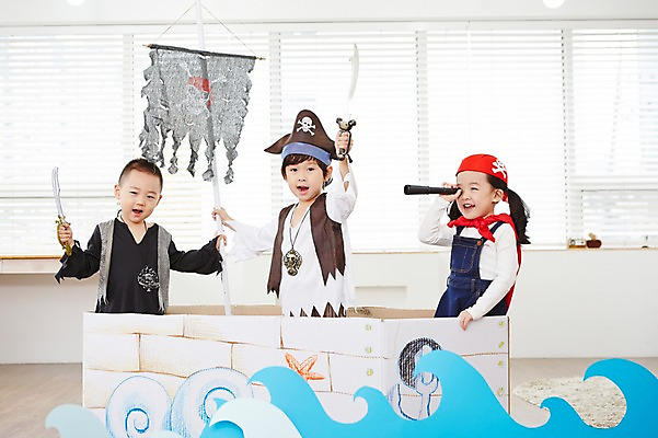 포토 JPG 여자 남자 어린이 파도 놀이 실내 서기 웃음 들기 사람 동양인 상반신 세명 친구 유치원생 망원경 일안경 한국인 관찰 칼 망토 즐거움 해적 해적놀이 해적의상 해적선 어린이만 국내포토 옷 감정 바다 배_교통 관계 모션 표정 인종 내부 도둑 파일형식