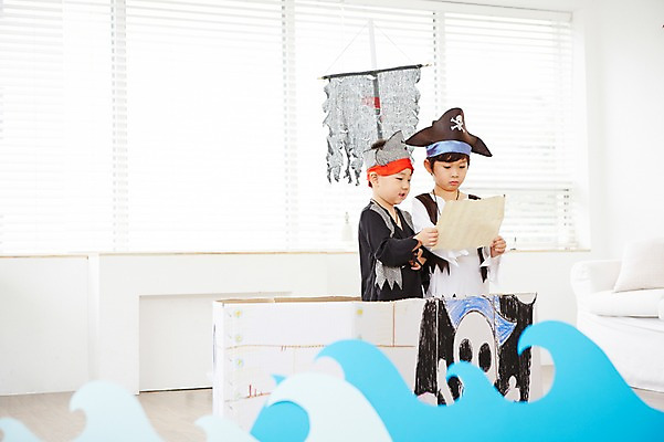 포토 JPG 남자 어린이 파도 지도 놀이 실내 서기 들기 사람 동양인 상반신 두명 친구 유치원생 한국인 즐거움 해적 해적놀이 해적의상 해적선 보물지도 남자만 어린이만 소년만 국내포토 옷 감정 바다 배_교통 관계 모션 인종 내부 도둑 파일형식