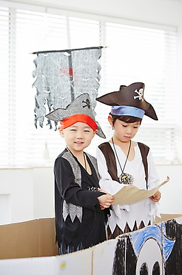 포토 JPG 남자 어린이 지도 놀이 실내 서기 웃음 들기 사람 동양인 상반신 두명 친구 유치원생 한국인 즐거움 해적 해적놀이 해적의상 해적선 보물지도 남자만 어린이만 소년만 국내포토 옷 감정 배_교통 관계 모션 표정 인종 내부 도둑 파일형식