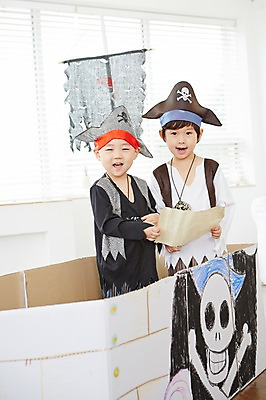 포토 JPG 남자 어린이 지도 놀이 실내 서기 웃음 들기 사람 동양인 상반신 두명 친구 유치원생 한국인 즐거움 해적 해적놀이 해적의상 해적선 보물지도 남자만 어린이만 소년만 국내포토 옷 감정 배_교통 관계 모션 표정 인종 내부 도둑 파일형식