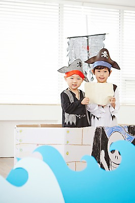 포토 JPG 남자 어린이 파도 지도 놀이 실내 서기 들기 사람 동양인 상반신 두명 앞모습 친구 유치원생 한국인 즐거움 해적 해적놀이 해적의상 해적선 보물지도 남자만 어린이만 소년만 국내포토 옷 감정 바다 뷰포인트 배_교통 관계 모션 인종 내부 도둑 파일형식