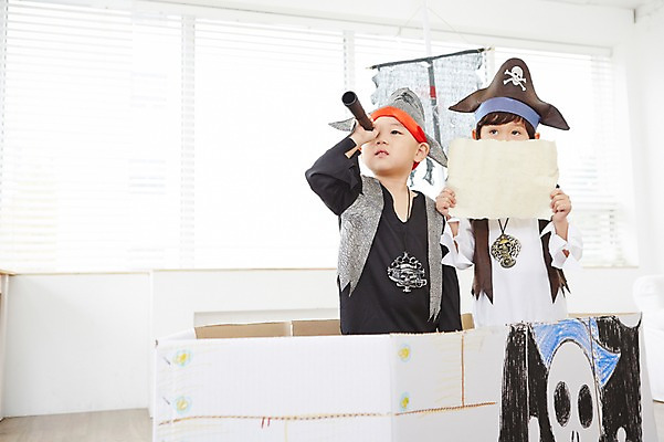 포토 JPG 남자 어린이 지도 놀이 실내 서기 들기 사람 동양인 상반신 두명 친구 유치원생 망원경 일안경 한국인 관찰 즐거움 해적 해적놀이 해적의상 해적선 보물지도 남자만 어린이만 소년만 국내포토 옷 감정 배_교통 관계 모션 인종 내부 도둑 파일형식