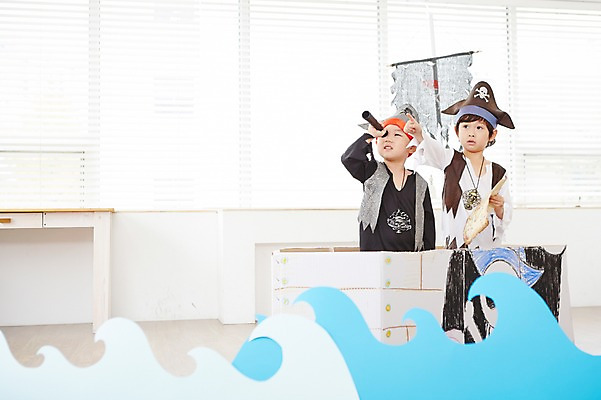 포토 JPG 남자 어린이 파도 지도 놀이 실내 서기 들기 사람 동양인 손짓 상반신 두명 친구 유치원생 망원경 일안경 한국인 가리킴 관찰 즐거움 해적 해적놀이 해적의상 해적선 보물지도 남자만 어린이만 소년만 국내포토 옷 감정 바다 배_교통 관계 모션 인종 내부 도둑 파일형식