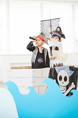 포토 JPG 남자 어린이 파도 지도 놀이 실내 서기 들기 사람 동양인 손짓 상반신 두명 친구 유치원생 망원경 일안경 한국인 가리킴 관찰 즐거움 해적 해적놀이 해적의상 해적선 보물지도 남자만 어린이만 소년만 국내포토 옷 감정 바다 배_교통 관계 모션 인종 내부 도둑 파일형식