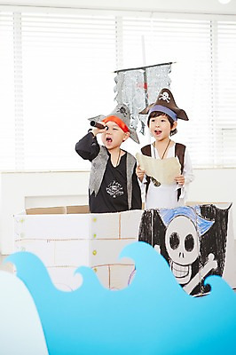 포토 JPG 남자 어린이 파도 지도 놀이 실내 서기 들기 사람 동양인 상반신 두명 친구 유치원생 망원경 일안경 한국인 관찰 즐거움 해적 해적놀이 해적의상 해적선 보물지도 남자만 어린이만 소년만 국내포토 옷 감정 바다 배_교통 관계 모션 인종 내부 도둑 파일형식