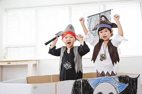 포토 JPG 남자 어린이 놀이 실내 서기 들기 사람 동양인 상반신 두명 앞모습 친구 손들기 유치원생 망원경 일안경 만세 한국인 즐거움 해적 해적놀이 해적의상 해적선 남자만 어린이만 소년만 국내포토 옷 감정 뷰포인트 배_교통 관계 모션 인종 내부 도둑 파일형식