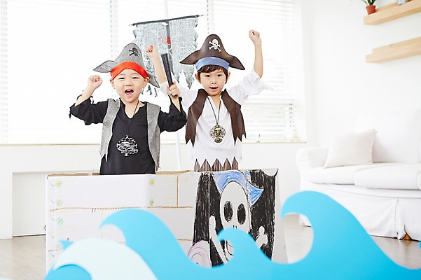 포토 JPG 남자 어린이 파도 놀이 실내 서기 들기 사람 동양인 상반신 두명 앞모습 친구 손들기 유치원생 망원경 일안경 만세 한국인 즐거움 해적 해적놀이 해적의상 해적선 남자만 어린이만 소년만 국내포토 옷 감정 바다 뷰포인트 배_교통 관계 모션 인종 내부 도둑 파일형식