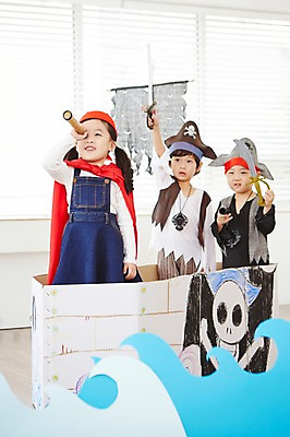 포토 JPG 여자 남자 어린이 파도 놀이 실내 서기 웃음 들기 사람 동양인 상반신 세명 친구 유치원생 망원경 일안경 한국인 관찰 칼 망토 즐거움 해적 해적놀이 해적의상 해적선 어린이만 국내포토 옷 감정 바다 배_교통 관계 모션 표정 인종 내부 도둑 파일형식
