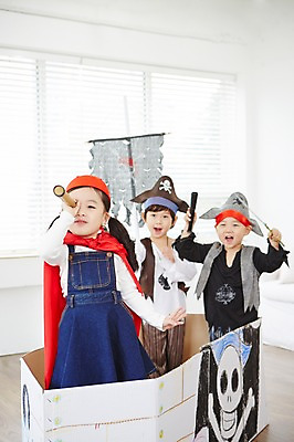 포토 JPG 여자 남자 어린이 놀이 실내 서기 들기 사람 동양인 상반신 앞모습 세명 친구 유치원생 망원경 일안경 한국인 관찰 칼 망토 즐거움 해적 해적놀이 해적의상 해적선 어린이만 국내포토 옷 감정 뷰포인트 배_교통 관계 모션 인종 내부 도둑 파일형식