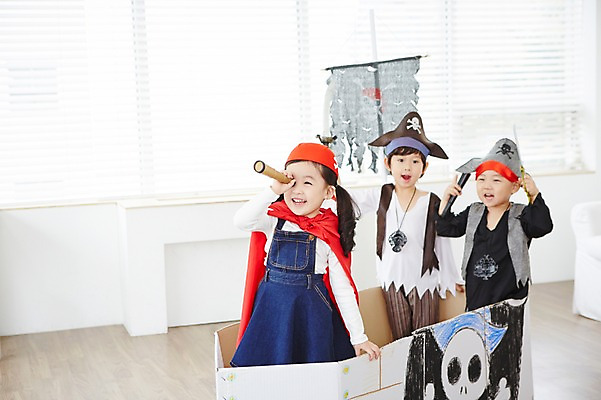 포토 JPG 여자 남자 어린이 놀이 실내 서기 웃음 들기 사람 동양인 상반신 세명 친구 유치원생 망원경 일안경 한국인 관찰 망토 즐거움 해적 해적놀이 해적의상 해적선 어린이만 국내포토 옷 감정 배_교통 관계 모션 표정 인종 내부 도둑 파일형식