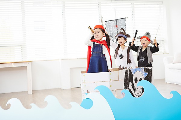 포토 JPG 여자 남자 어린이 파도 놀이 실내 서기 들기 사람 동양인 상반신 세명 친구 유치원생 망원경 일안경 한국인 관찰 칼 망토 즐거움 해적 해적놀이 해적의상 해적선 어린이만 국내포토 옷 감정 바다 배_교통 관계 모션 인종 내부 도둑 파일형식