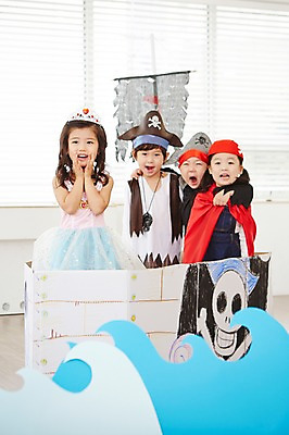 포토 JPG 드레스 여자 남자 어린이 파도 놀이 어깨동무 왕관 실내 서기 사람 동양인 손짓 여러명 상반신 앞모습 친구 유치원생 한국인 망토 즐거움 해적 해적놀이 해적의상 해적선 공주님 어린이만 국내포토 옷 감정 바다 뷰포인트 포즈 다수 배_교통 관계 모션 인종 내부 도둑 파일형식