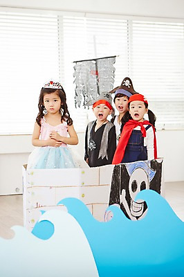 포토 JPG 드레스 여자 남자 어린이 파도 놀이 왕관 실내 서기 사람 동양인 여러명 상반신 앞모습 친구 유치원생 한국인 망토 즐거움 해적 해적놀이 해적의상 해적선 공주님 어린이만 국내포토 옷 감정 바다 뷰포인트 다수 배_교통 관계 모션 인종 내부 도둑 파일형식