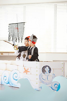 포토 JPG 남자 어린이 파도 놀이 실내 서기 들기 사람 동양인 상반신 두명 친구 유치원생 한국인 칼 즐거움 해적 해적놀이 해적의상 해적선 칼싸움 남자만 어린이만 소년만 국내포토 옷 감정 바다 배_교통 관계 모션 인종 내부 도둑 싸움 파일형식