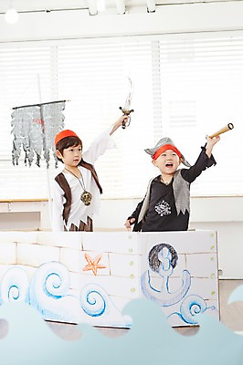 포토 JPG 남자 어린이 파도 놀이 실내 서기 들기 사람 동양인 상반신 두명 친구 유치원생 망원경 일안경 한국인 칼 즐거움 해적 해적놀이 해적의상 해적선 남자만 어린이만 소년만 국내포토 옷 감정 바다 배_교통 관계 모션 인종 내부 도둑 파일형식