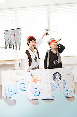 포토 JPG 남자 어린이 파도 놀이 실내 서기 들기 사람 동양인 상반신 두명 친구 유치원생 망원경 일안경 한국인 관찰 칼 즐거움 해적 해적놀이 해적의상 해적선 남자만 어린이만 소년만 국내포토 옷 감정 바다 배_교통 관계 모션 인종 내부 도둑 파일형식