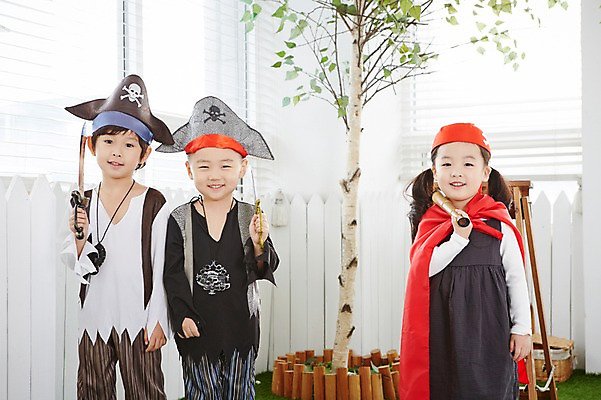 포토 JPG 여자 남자 어린이 놀이 실내 서기 웃음 들기 사람 동양인 상반신 앞모습 세명 친구 유치원생 망원경 일안경 한국인 칼 망토 즐거움 해적 해적놀이 해적의상 어린이만 국내포토 옷 감정 뷰포인트 관계 모션 표정 인종 내부 도둑 파일형식