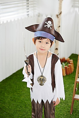 포토 JPG 남자 어린이 놀이 실내 한명 서기 들기 사람 동양인 상반신 앞모습 유치원생 한국인 칼 즐거움 해적 해적놀이 해적의상 남자만 남자한명만 어린이만 소년만 소년한명만 국내포토 1 옷 감정 뷰포인트 모션 인종 내부 도둑 파일형식