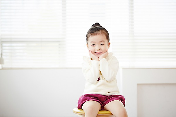 포토 JPG 여자 어린이 실내 한명 웃음 사람 앉기 동양인 손짓 상반신 앞모습 턱괴기 유치원생 한국인 여자만 여자한명만 어린이만 소녀만 소녀한명만 국내포토 1 뷰포인트 모션 표정 인종 내부 파일형식