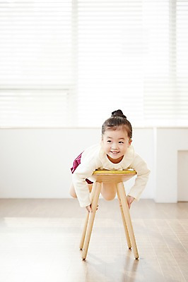 포토 JPG 여자 어린이 엎드리기 의자 실내 한명 웃음 사람 동양인 상반신 앞모습 유치원생 한국인 여자만 여자한명만 어린이만 소녀만 소녀한명만 국내포토 1 뷰포인트 가구 모션 표정 인종 내부 파일형식