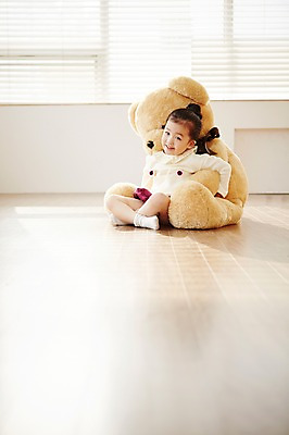 포토 JPG 전신 여자 어린이 인형 놀이 실내 한명 웃음 사람 동양인 유치원생 곰인형 한국인 가부좌 여자만 여자한명만 어린이만 소녀만 소녀한명만 국내포토 1 표정 앉기 인종 내부 파일형식